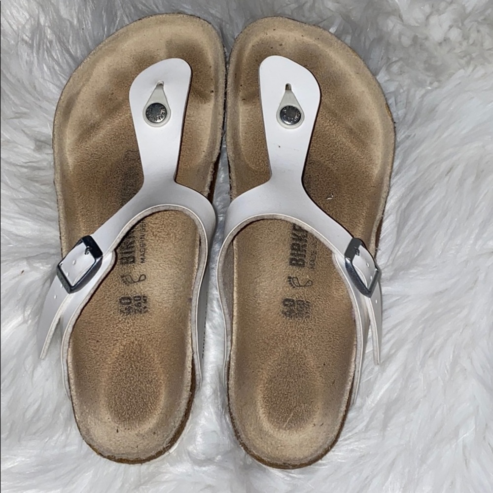 White gizeh Birkenstock’s